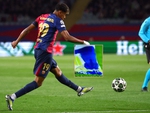 Lamine Yamal ghi siêu phẩm ở Champions League với chiếc giày rách