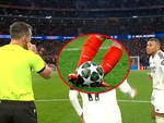 Fan kinh ngạc khi Mbappe 'nhanh mắt' hơn cả VAR