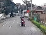 Dừng xe máy giữa làn đường ngược chiều bấm điện thoại