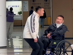 Thanh niên bị bó bột chán không buồn nói khi bạn trêu