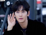 Kim Soo Hyun vui vẻ xuất hiện trên show của G-Dragon