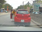 Nữ tài xế đỗ ô tô kiểu ngược đời