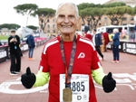 Cụ ông 92 tuổi Antonio Rao tươi cười chinh phục Rome Marathon