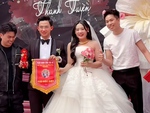 Cô dâu chú rể phì cười với món quà cưới độc lạ của hội bạn thân