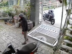 Người đàn ông chạy xe máy ôm cua tông sập cổng nhà dân