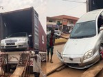 Màn hạ ô tô dời thùng container đi vào lòng đất