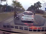 Hai tài xế ô tô bẻ lái xuất thần tránh được tai nạn trong gang tấc