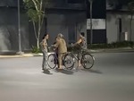4 cụ bà đứng giữa ngã ba đường buôn chuyện