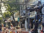 Người Thái bày tỏ lòng thành kính với... Optimus Prime