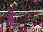 Thủ môn Leverkusen mắc sai lầm ngớ ngẩn tại Champions League