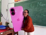 Cô giáo cười nắc nẻ khi học trò tặng chiếc iPhone khổng lồ