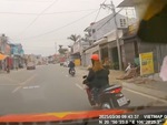 Tài xế hú hồn với pha xi nhan rẽ trái của nữ ninja