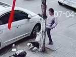 Đá bãi rác rồi trượt chân, người phụ nữ trút giận vào gương ô tô