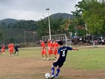 Chàng trai lập siêu phẩm sút phạt trên sân bóng phủi