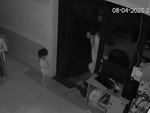 Giữa đêm, con gái đứng trước cửa chờ bố đi làm về