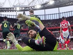 Thủ môn David Raya của Arsenal ‘quần này áo nọ’ gây bão mạng