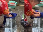 Bé trai bị cậu troll lau khô cục nước đá
