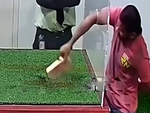 Chàng trai mừng hụt khi lấy được thỏi vàng trong lồng kính