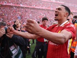 Fan Liverpool mượn men chiến thắng nài nỉ Trent Alexander-Arnold ở lại