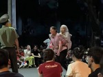 Con gái cõng mẹ già đi xem tổng duyệt diễu binh lúc 2 giờ sáng