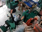 Thanh niên cắt tóc ngã chổng vó vì nằm ghế sai cách