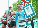 VĐV Paralympic phá kỷ lục marathon bằng nạng