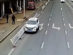 Chó 'lái' ô tô đâm rào chắn