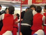 Tiếp viên hàng không bị hành khách... cắn