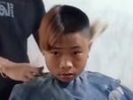 Bé trai cười không nổi với kiểu tóc 'trả góp'