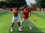Màn ăn mừng độc lạ khiến chị em ngượng đỏ mặt