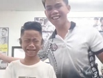Bé trai mếu máo khi bị thợ cắt tóc troll
