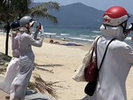 Ảnh vui 17-5: Hội người thích đi biển nhưng ngại nắng, điểm danh!