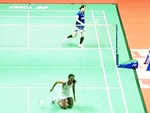 Cựu vô địch thế giới Sindhu đập vợt vì bất lực trước Nguyễn Thùy Linh