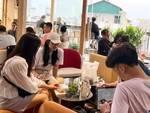Từ xôn xao quán cà phê bịt hết ổ điện: Cách nào để xử lý khách 'cắm rễ' mà không bị chửi?