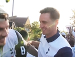 James Maddison suýt rơi khỏi xe buýt diễu hành của Tottenham
