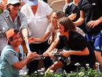 Khán đài hỗn loạn vì áo đẫm mồ hôi của Arthur Fils tại Roland Garros