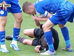 Tiền đạo Jamie Vardy thổi còi dừng trận vì trọng tài… nằm sân