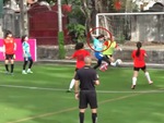 Nữ cầu thủ vừa cột tóc vừa ghi bàn