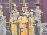 Ảnh vui 7-5: Đi du lịch mà thành... 'hoàng tộc nhà Thanks'