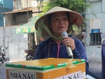 Cô gái bán hàng rong cover 'Tay trái chỉ trăng' bằng loa kẹo kéo, hay như nuốt đĩa