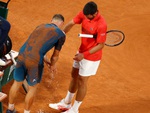 Djokovic giúp đối thủ, khán giả vỗ tay rần rần giữa đêm PSG bắn pháo hoa