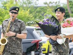 Cười xỉu với màn RM thổi kèn Tây chào đón V BTS xuất ngũ