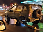 Tài xế lấy khúc gỗ thế bánh xe chạy băng băng trên đường