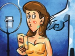 Chị đẹp đang livestream bán mỹ phẩm thì bị... sờ gáy