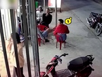 Cô gái quê một cục khi cụng đầu vào cửa kính cường lực