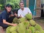 Mặc Văn Khoa ghé vườn thăm hỏi sức khỏe Hoài Linh