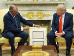 Tổng thống Trump được Đức tặng bản sao giấy khai sinh của ông nội