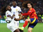 Cổ động viên Đức vẫn 'để bụng' Marc Cucurella
