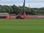 Fan ‘tủi thân’ khi Man Utd đăng video cắt cỏ lúc đối thủ rầm rộ ‘mua sắm’
