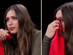 ‘Búp bê Nga’ Sharapova rớt nước mắt với thử thách cánh gà siêu cay